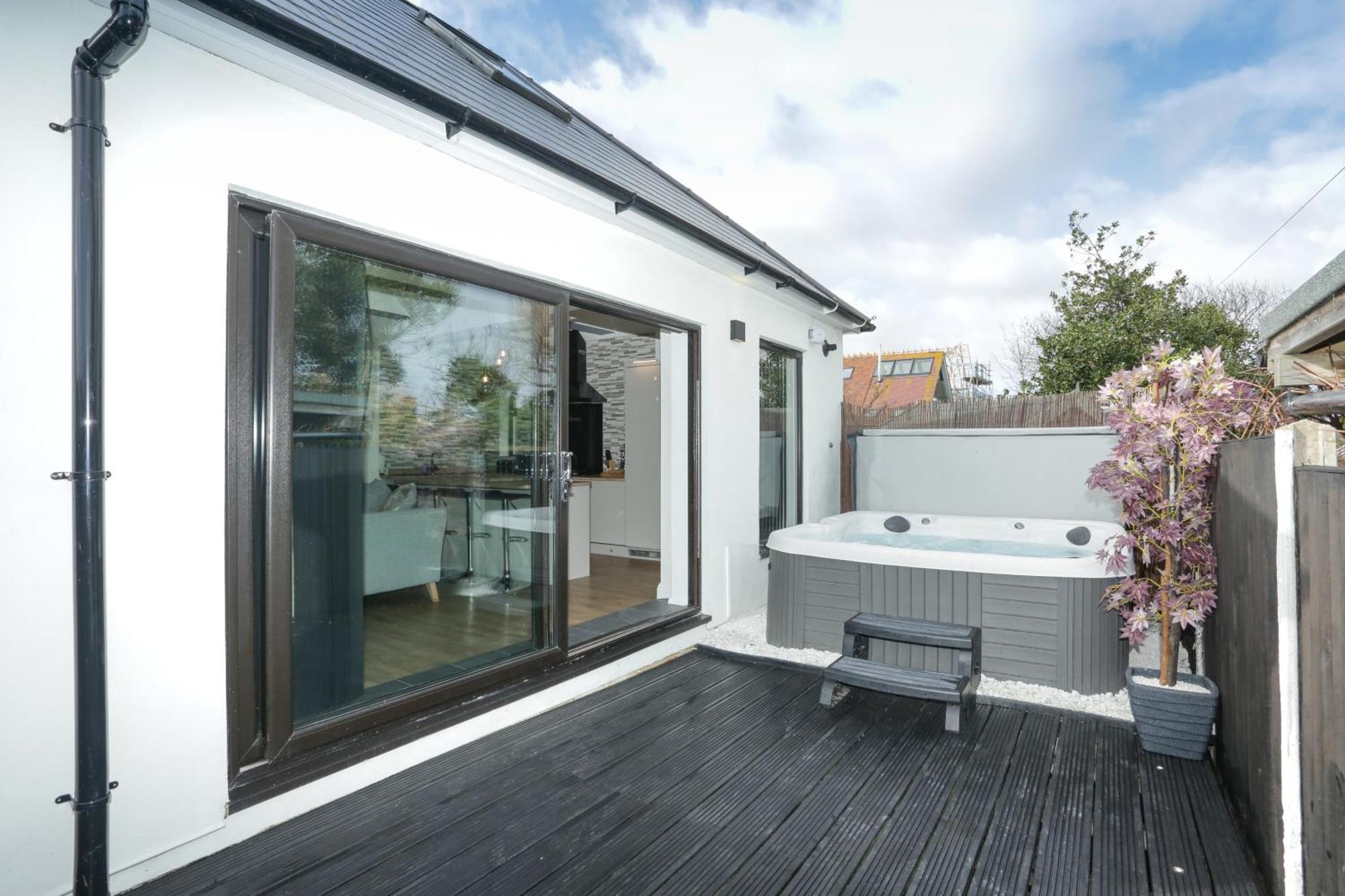 The Broadway Beach House With Hot Tub Herne Bay Extérieur photo